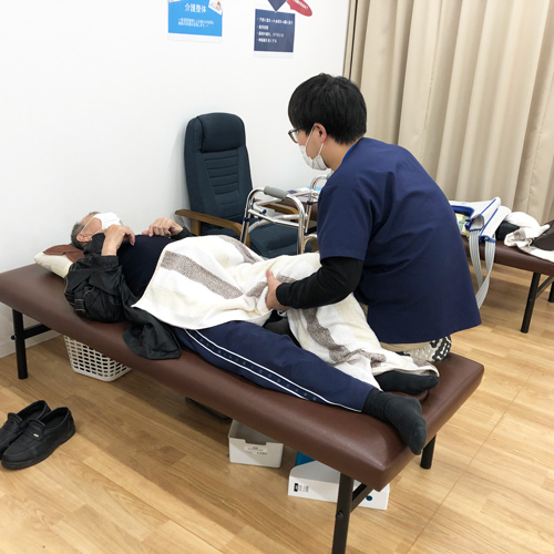 ベッド上で関節運動を行う様子